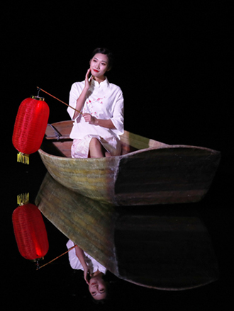 小湖夜语赏梅花