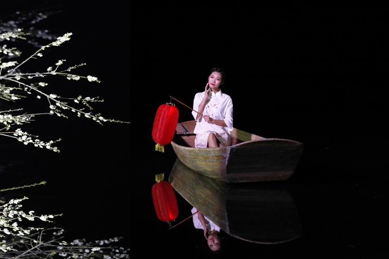 106-小湖夜语赏梅花.jpg